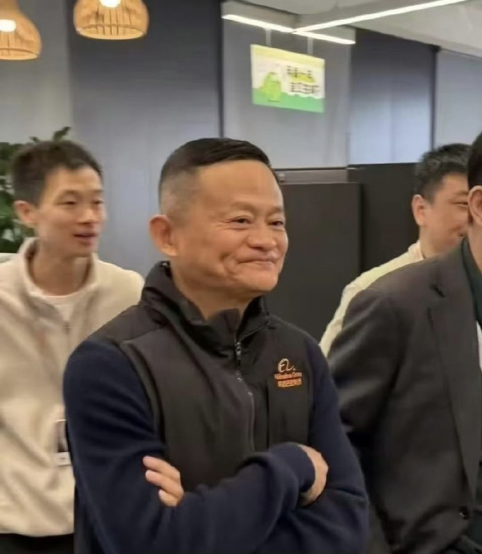马云现身阿里园区心情很好，同时也拿下了苹果大客户link 😅